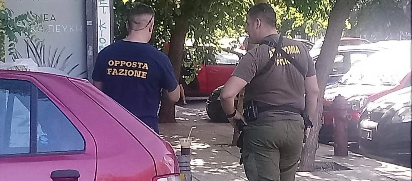 Τί απαντά η ΓΑΔΑ για την φωτογραφία άνδρα των ΜΑΤ που συνομιλεί με ιδιώτη (φωτό)